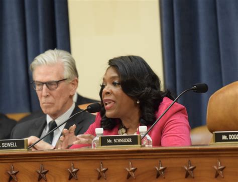 Sewell, Figures push to give more Alabamians health insurance while GOP