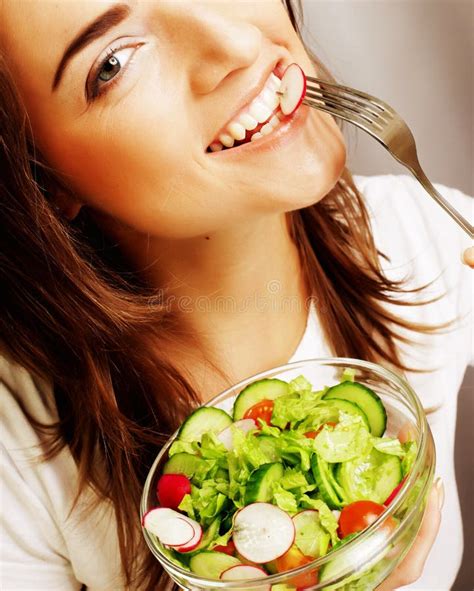 Mujer Joven Comiendo Ensalada En La Pausa Del Almuerzo En El Parque De