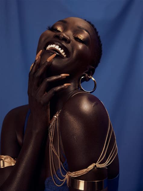 La modelo Nyakim Gatwech, de refugiada a 'queen of dark': "Me han dicho