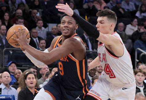 Knicks' RJ Barrett responds to benching with 30 points to top Heat