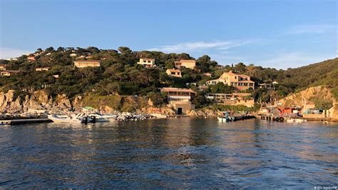 Ile du Levant: nudist resort and military zone