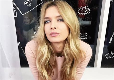 Вера Брежнева опубликовала фото с мамой и дочками.
