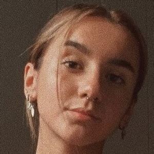 Heeelly - Age, Family, Bio | Famous Birthdays