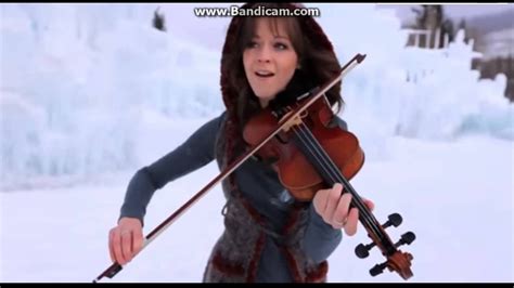 Девушка играет на скрипке очень красиво! - YouTube
