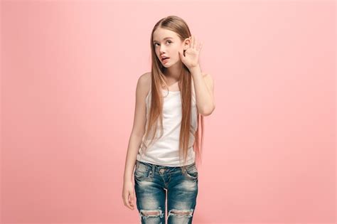 Счастливая девушка-подросток стоя и слушала на модном розовом. красивый ...
