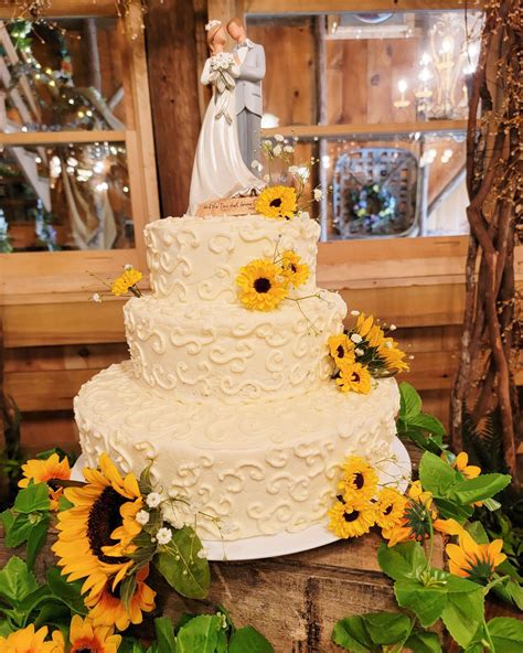 What Makes a Traditional Wedding Cake in the US Today Unique