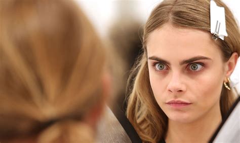 Кара Делевинь вяжет между показами | MARIECLAIRE