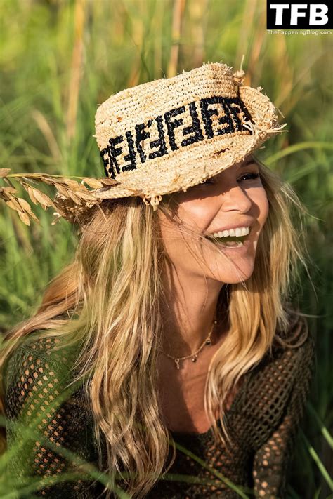 Elle MacPherson Nude & Sexy – Elle France July 2022 Issue (16 Photos