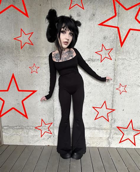 hailey ⌖ | GIRLFRIEND‼️ - shirt + necklace from @mingalondon | Instagram