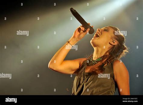 The french singer Zaz plays live in Forest National | Zaz en concert a ...