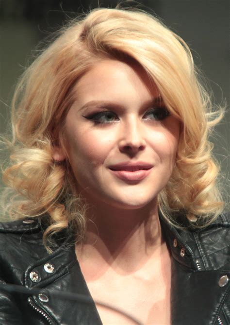 Renee OLSTEAD : Biography and movies