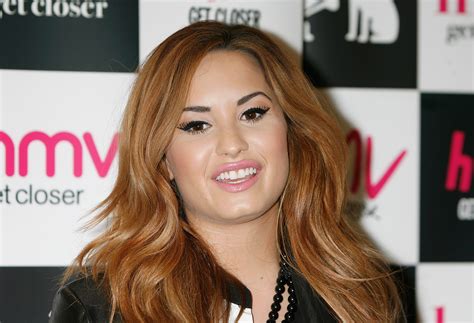 Demi Lovatos HMV 牛津马戏团商店于 2012 年 4 月 3 日在伦敦签约的增强图像 - 相片 - 佳伟比