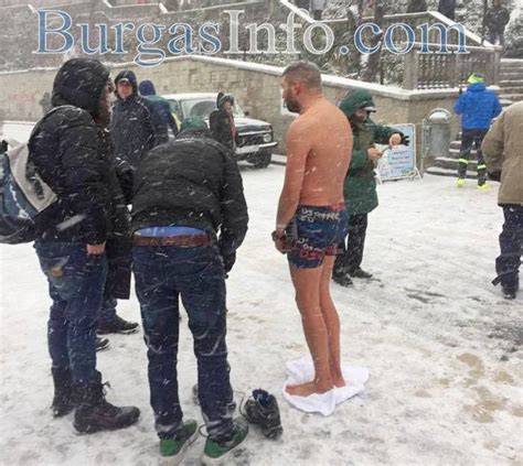 Ето го най-смелия бургазлия днес, усмихва се на зимата - Новини от ...