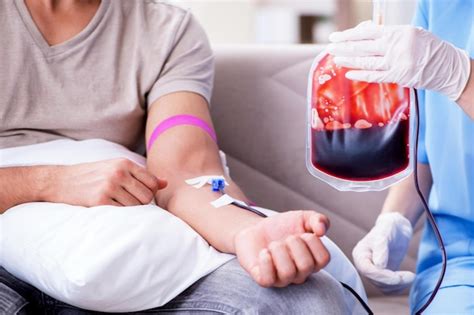 O Que E Transfusão De Sangue - Paciente recebendo transfusão de sangue na clínica hospitalar | Foto ...