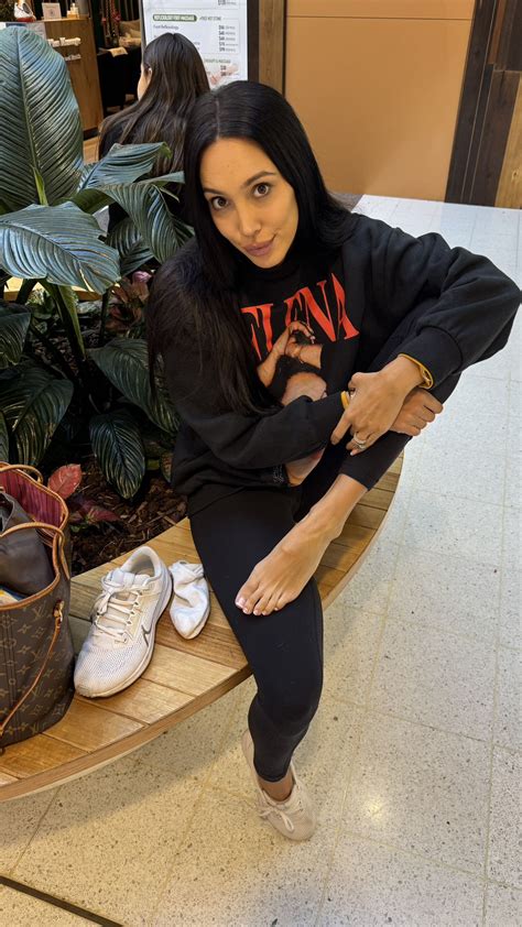 Scarlet Vas's feet