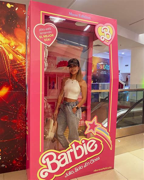 Kristina Seekatz | Esta barbie no tenía outfit rosa pero no le hace