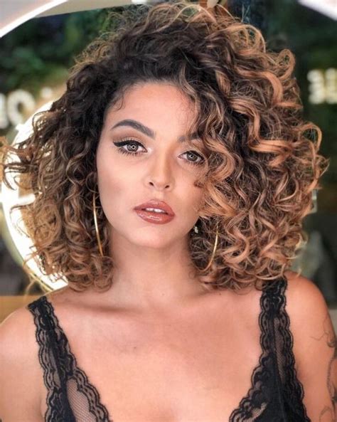 Cabelo Com Luzes Mel - Cabelo cacheado com Luzes mel: Tendência para iluminar o Visual – Dicas ...