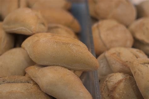 etalase berisi roti kecil toko  roti segar renyah  lezat