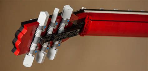 Из конструктора Lego собрали копию гитары Gibson Les Paul в натуральную ...