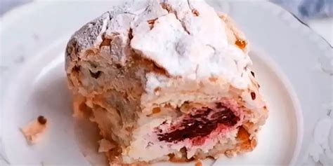 Рулет фисташковый с малиной с бесплатной доставкой на дом из «ВкусВилл ...