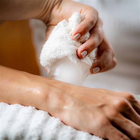 Knee Pain Relief - When to Ice It, When to Put Heat On It. A Guide to