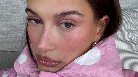 Feathered Eyebrows Are The Key To Minimalist Makeup For The Summer