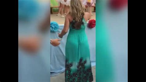 Mamá bailando en escuela - YouTube