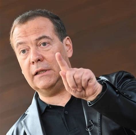 Медведев уверен, что сбежавшие из России артисты вернутся из-за ...