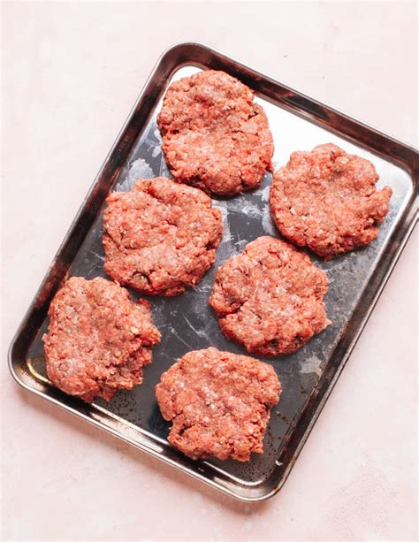 How Long Does Ground Beef Last in the Fridge? (Cooked or Raw)