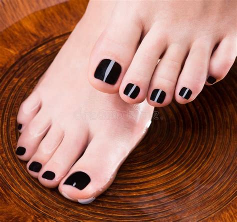 Красивые ноги женщин с черным Pedicure Стоковое Фото - изображение ...