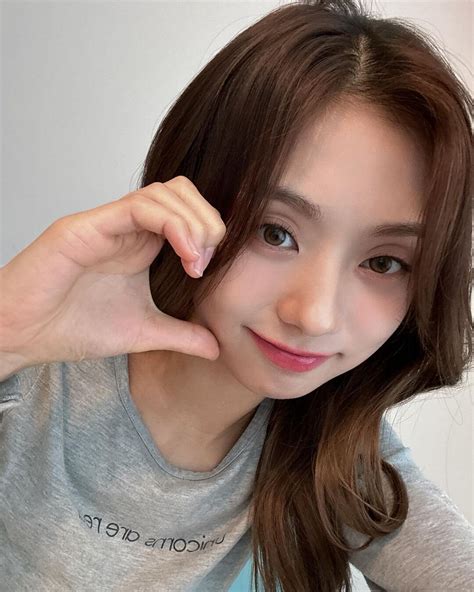 240204 UNIS Instagram Update - Belle | kpopping