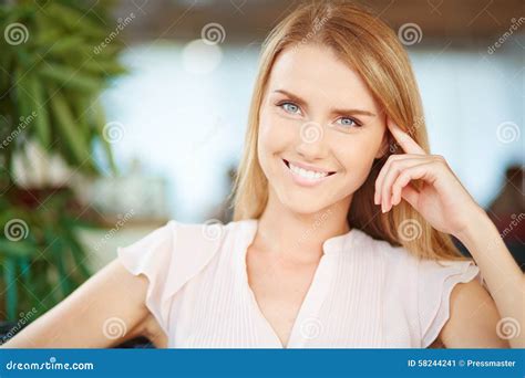 Donna felice immagine stock. Immagine di bellezza, emozione - 58244241