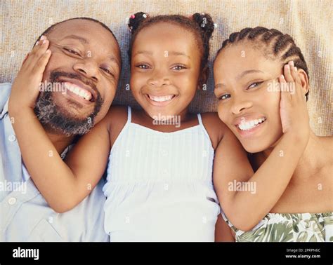 Daughter with happy parents hi-res stock photography and images - Alamy