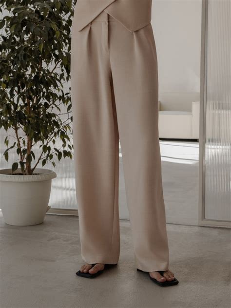 Костюмные брюки с защипами :: LICHI - Online fashion store