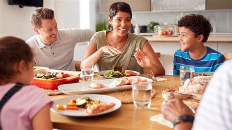 Child-free aunt offends struggling sister at family dinner table, 'I ...