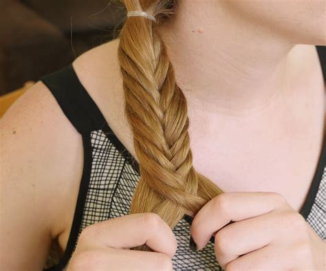 Create a stunning bohemian look once you know how to do fishtail braid 29