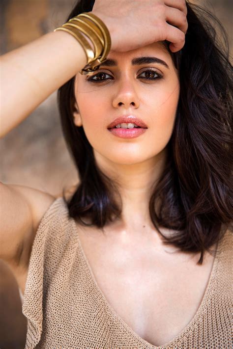 Sanjana Ombligo Caliente