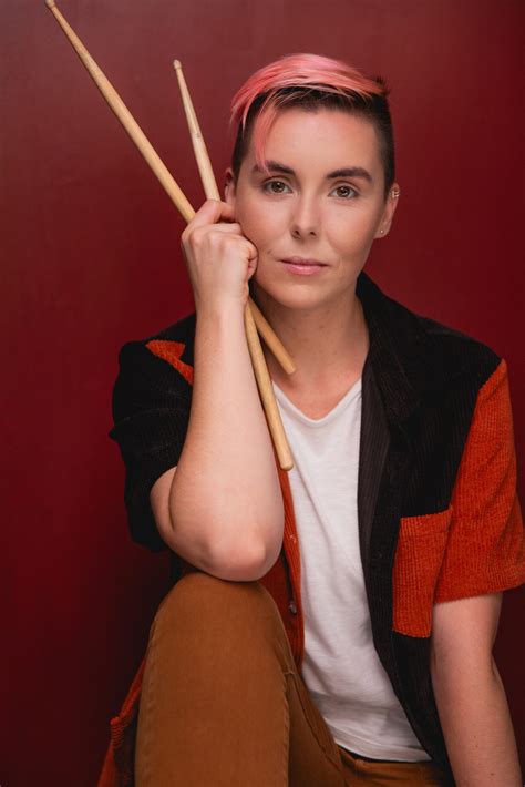 Caroline Moore • Maestra