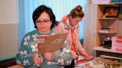 Мешканці громади на Дніпропетровщині виготовляють окопні свічки для ...