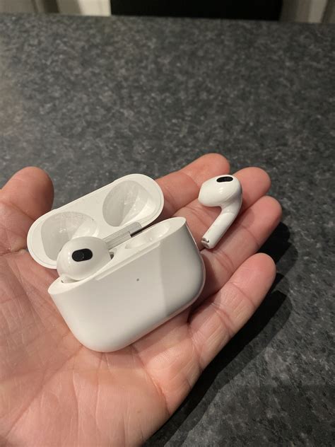 Apple AirPods (3rd generation) with Lightning Charging Case Earbud ...
