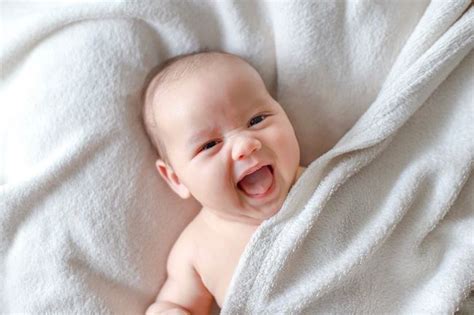 perkembangan bayi  bulan bisa tersenyum  tertawa kecil alodokter