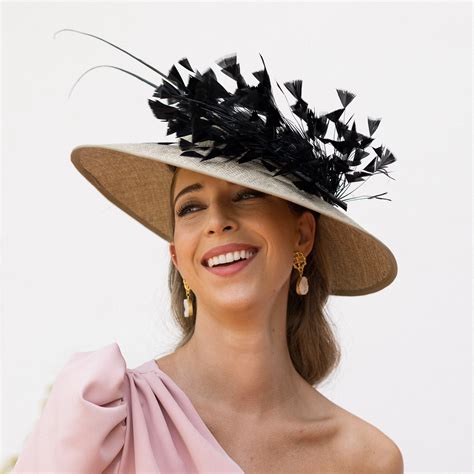 Pamela Alexandra con plumas y raquis | Vindastore.com