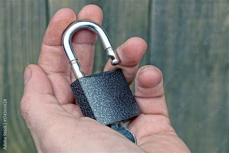 Открытый серый навесной замок с ключом на открытой ладони Stock Photo ...