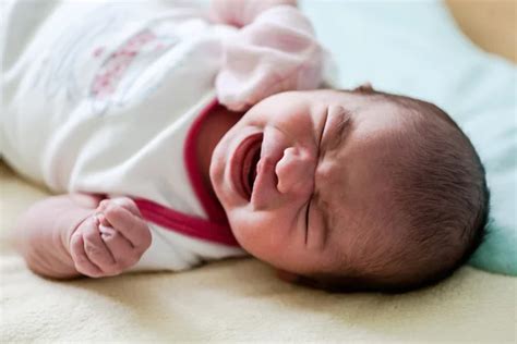 Fotos de Bebê chorando, Imagens de Bebê chorando sem royalties ...
