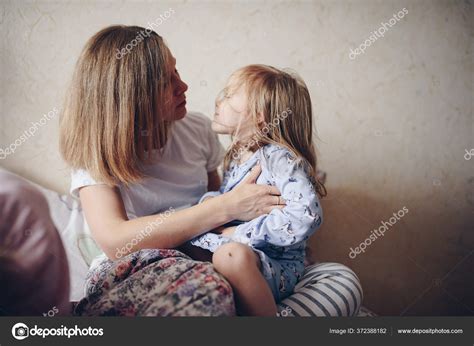 Mamá Está Abrazando Hija Cama Pijama Mañana Familiar: fotografía de ...
