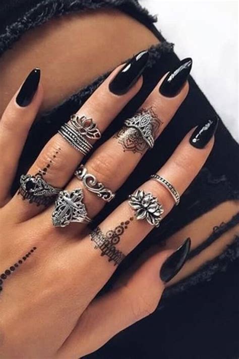 Czarne paznokcie: 16 przepięknych inspiracji | fitandfashion.pl