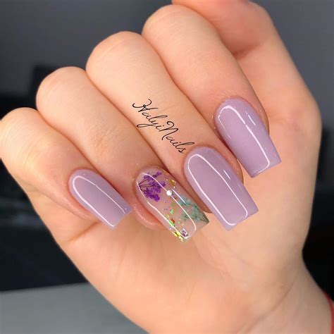 Uñas Color Lila Con Dorado | Moda y Estilo