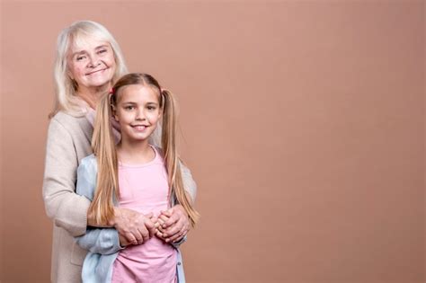 Бабушка и внучка с копией космического фона | Бесплатно Фото