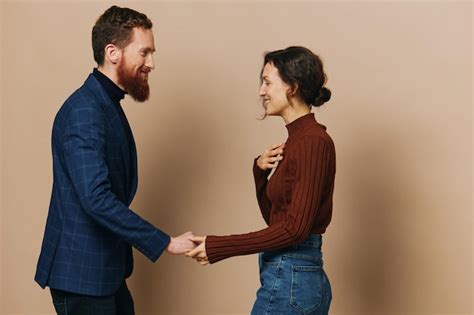 Pareja de hombre y mujer en una relación sonrisa e interacción en un