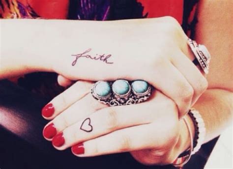Tatuagem Fé Com Coração - Fé e coração | Tatuagem no dedo, Tatuagem de coração no dedo, Tatuagem
